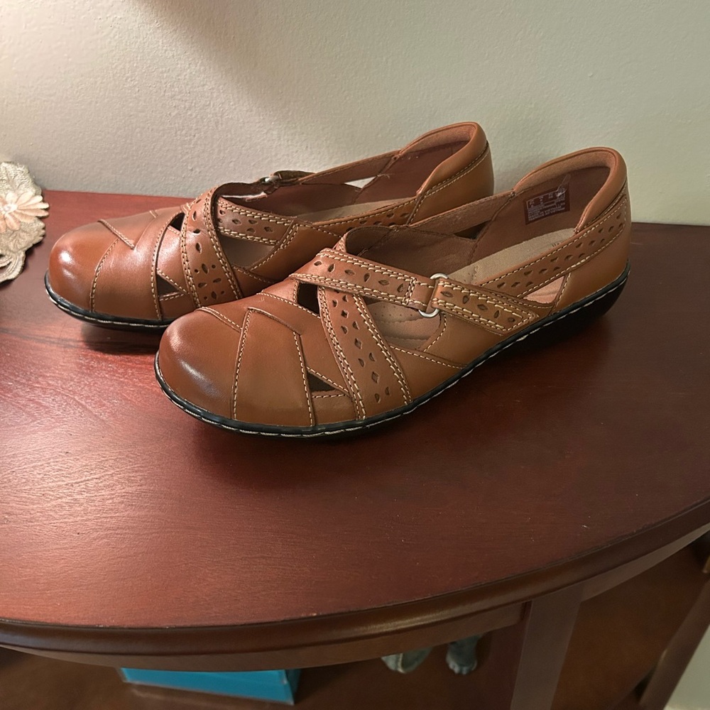 Clarks Women's Brown Leather Shoes - Picture 2 of 3
